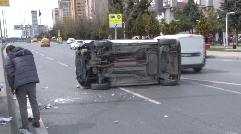 Esenyurt E-5 yan yolda trafiği kilitleyen kaza
