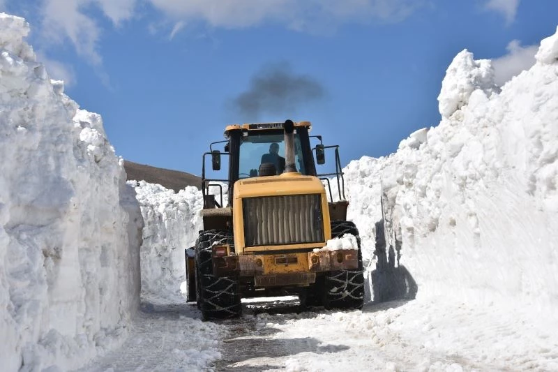 Kar kalınlığının 10 metreyi bulduğu Nemrut Krater Gölü’nün yolunda çalışma
