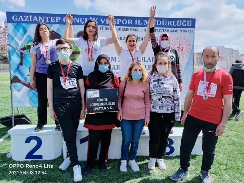 Antrenmansız şampiyonaya katıldılar, 1 altın 6 gümüş ve 1 bronz madalya kazandılar
