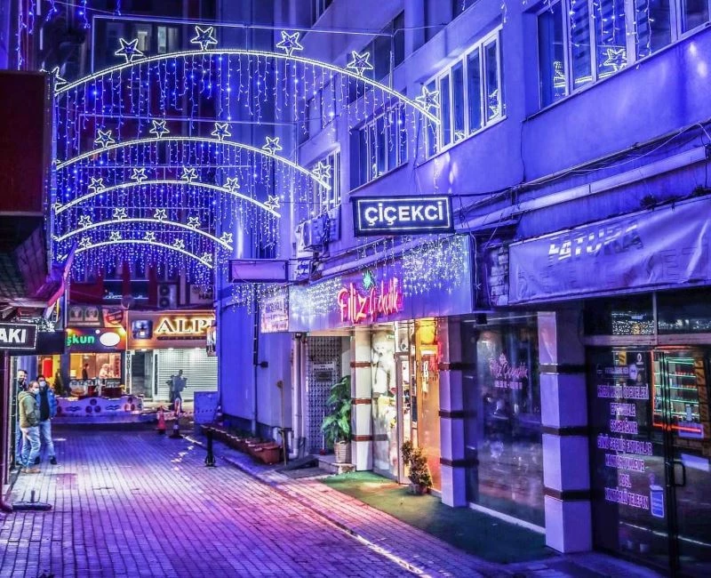 İş yerlerinin bulunduğu sokakta görkemli ışıklandırma
