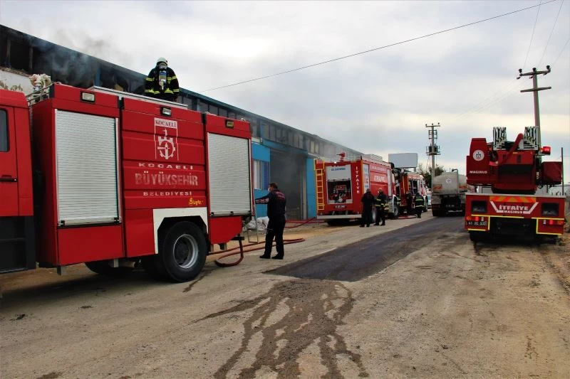 Maden kimyasalları bulunan depo alevlere teslim oldu
