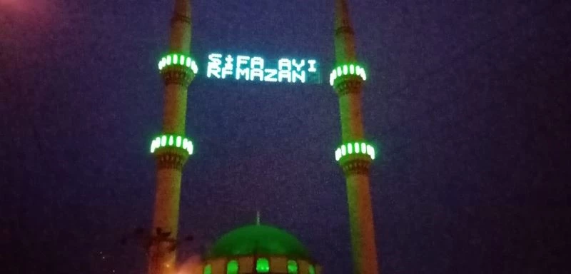 Devrek’te  camiler ve caddeler mahyalarla süslendi
