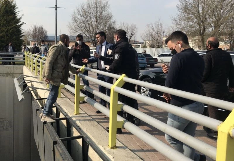 Çocuğunu göremediği iddiasıyla altıncı kez köprüden atlamaya çalıştı
