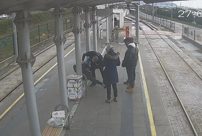 Tramvay durağında can pazarı: Kalp krizi geçiren gence özel güvenlikten kritik müdahale kamerada
