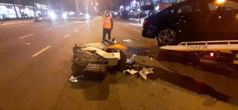 (Özel) Ataşehir’de lüks araba ile kaza yaptılar, arabayı bırakıp taksi ile kaçtılar
