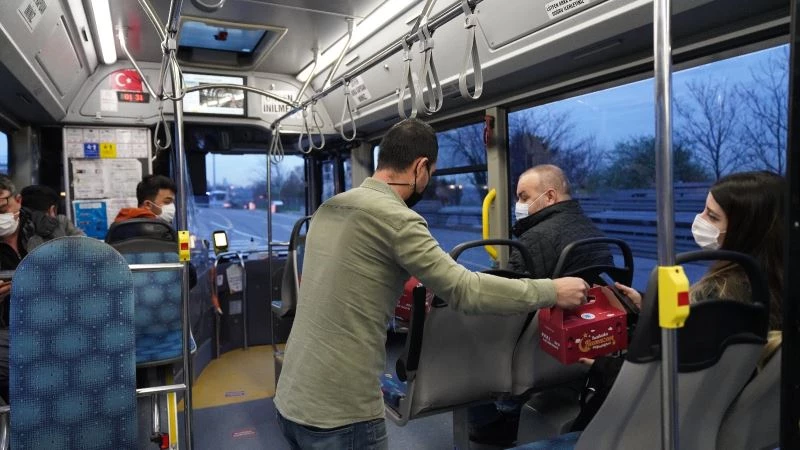 Tuzla Belediyesi, iftar saatinde yollarda olan İstanbulluları unutmadı
