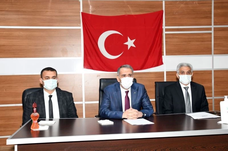 Vali Çuhadar Gerger’de deprem konutlarıyla ilgili toplantı yaptı
