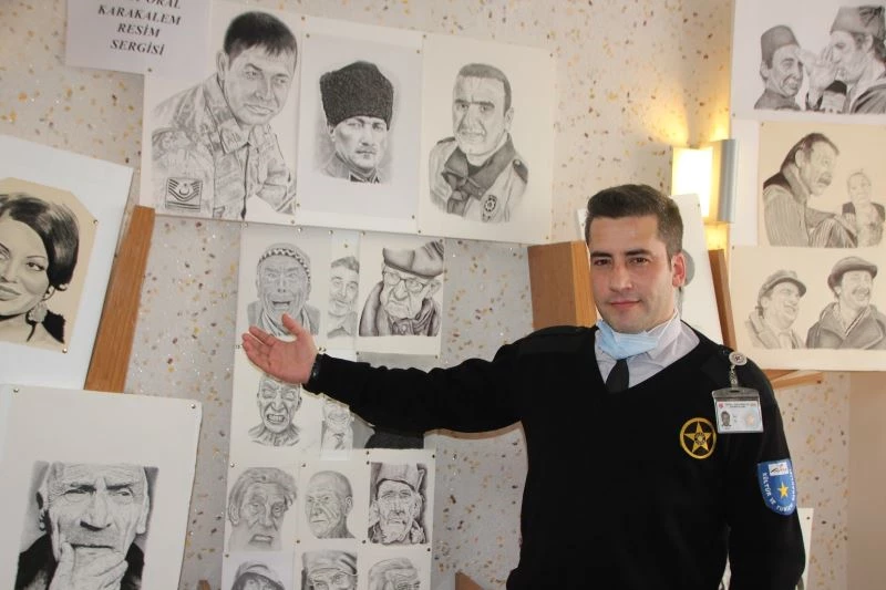 Güvenlik görevlisi karakalem sergisinde şehitleri unutmadı
