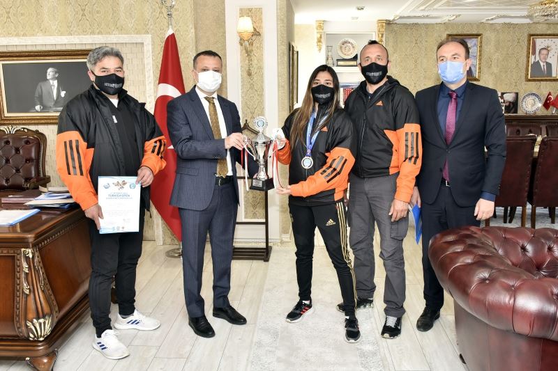 Vali Taşbilek şampiyon kickboksçu Azizoğlu’nu kabul etti
