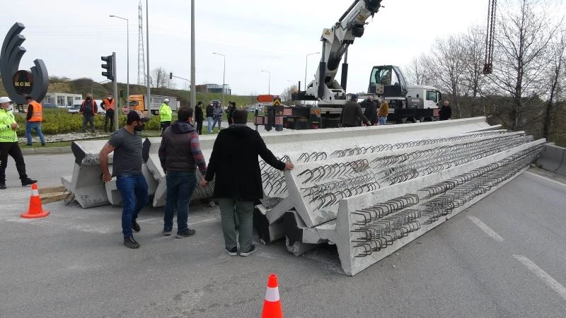 Tırın üzerindeki tonlarca ağırlığındaki beton köprü kirişleri yola devrildi
