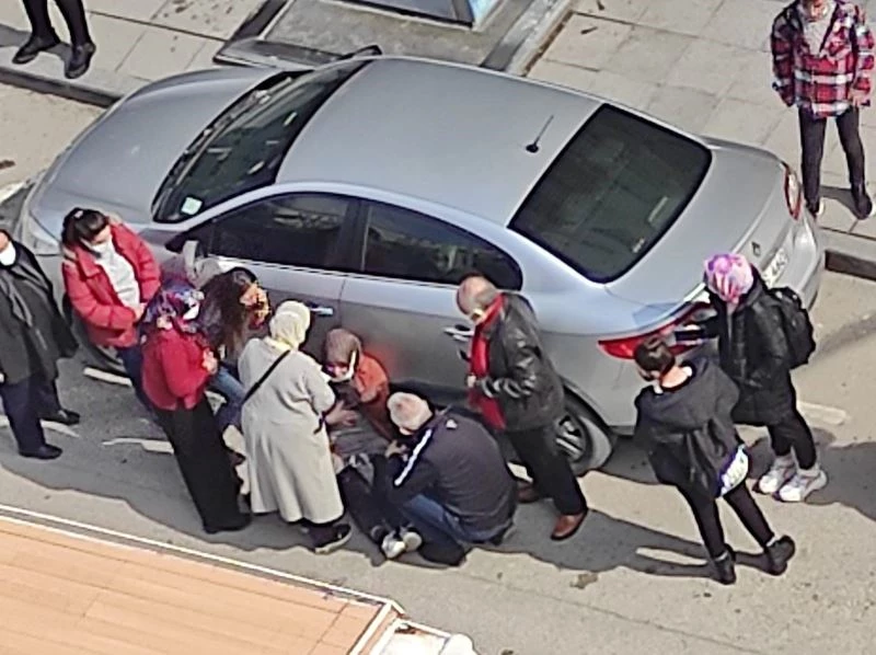 Yolun karşı tarafına geçen kadına otomobil çarptı
