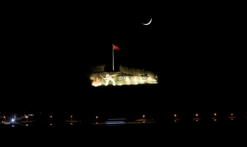 ‘Dur Yolcu’ ile hilalin muhteşem görüntüsü
