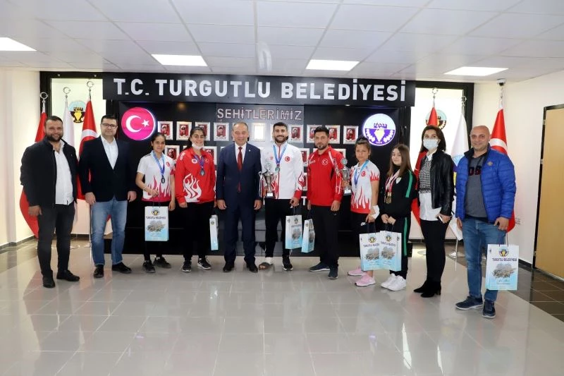 Şampiyon sporcular başarılarını Başkan Akın ile paylaştı