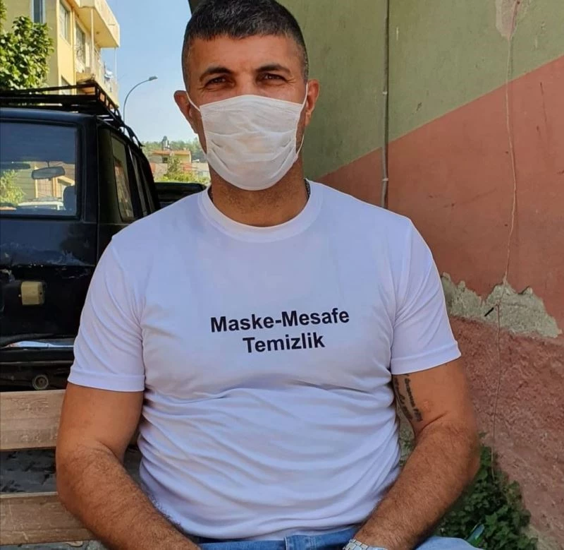 Muhtardan tişörtlü sosyal mesaj
