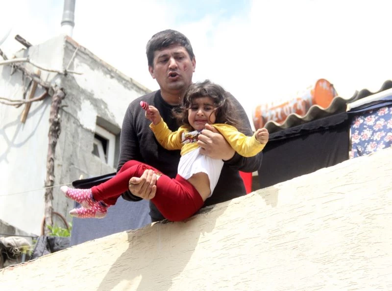 Babasının damdan atmaya çalıştığı çocuğun “Babacığım yapma” feryadı yürekleri yaktı
