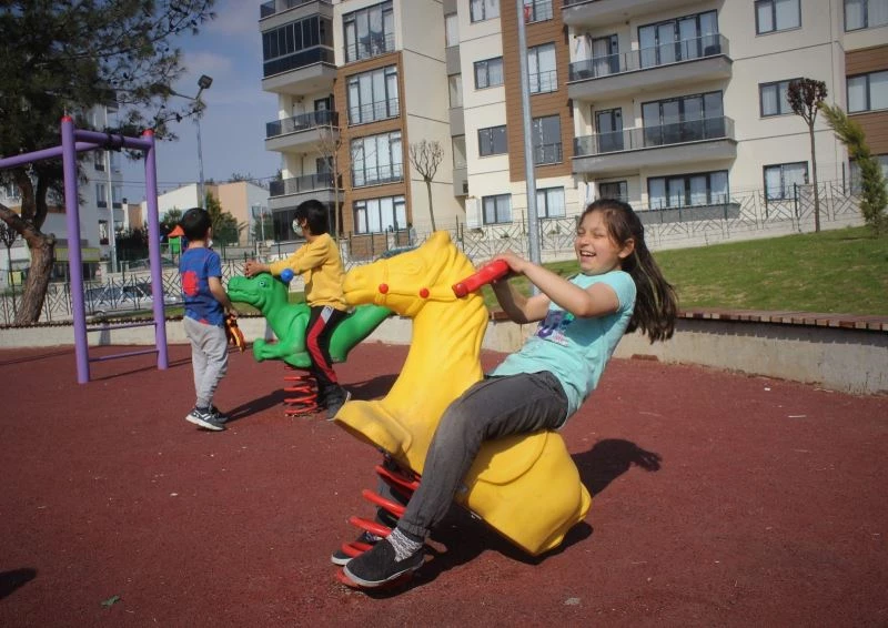 (Özel) Çocuklarını parka gönderen aileler onları güvenlik kamerasıyla izliyor

