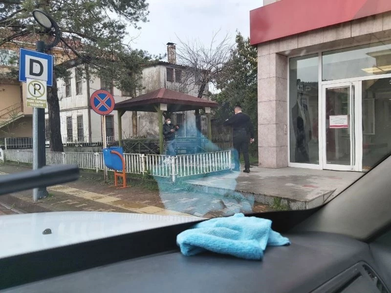 Karantinada olması gerekirken bankaya para çekmeye geldi
