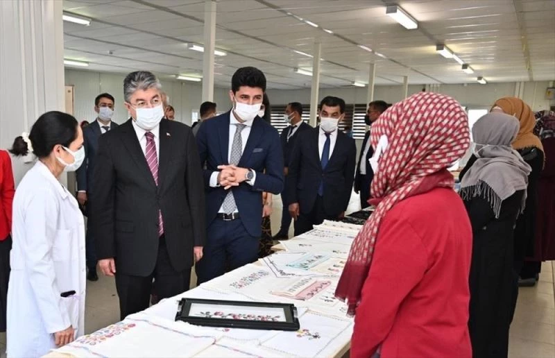 Vali Erdinç Yılmaz, Cevdetiye Geçici Barınma Merkezi’ni ziyaret etti