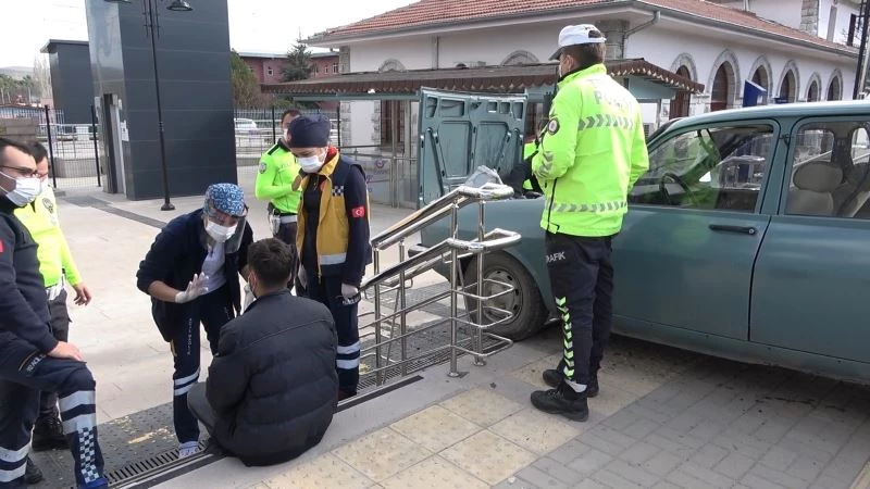 Fren yerine gaza basınca kaldırıma çıktı: 1 yaralı
