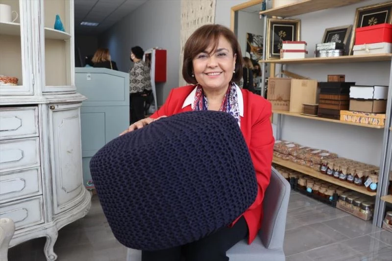 Çukurovalı kadınların ördüğü puf minderler İtalya