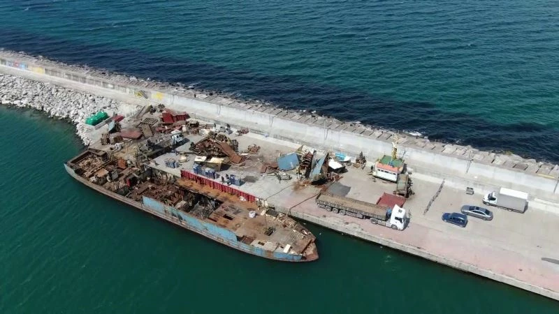 Şile’de yanan yük gemisi parçalara ayrılıyor
