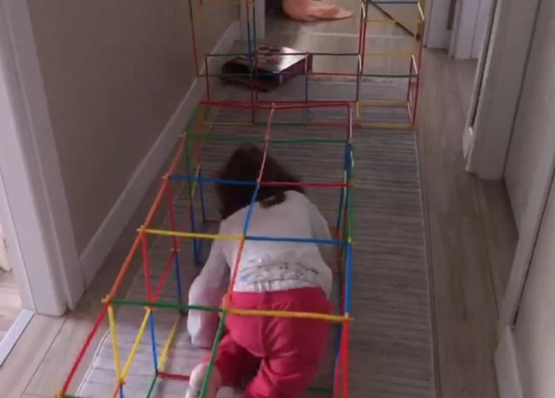 Pandemide dışarıya çıkamayınca evde parkur kurdular
