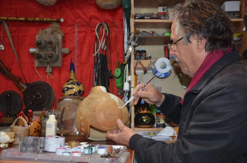 Su kabağından yaptığı süs eşyalarını ülkenin dört bir yanına ve yurt dışına gönderiyor
