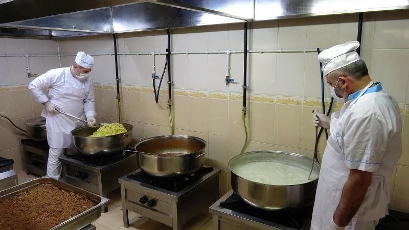 İftar yemekleri kapılarına kadar ulaştırılıyor
