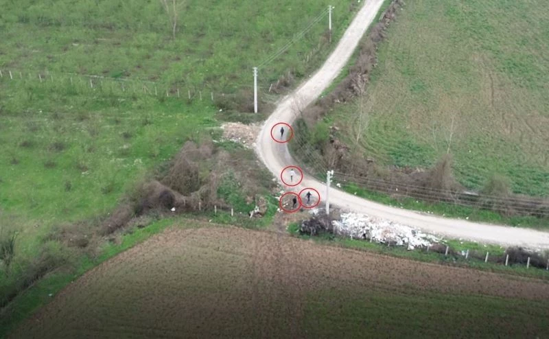 Lastik yakan çocuklar drone’u görünce arkalarına bakmadan kaçtılar
