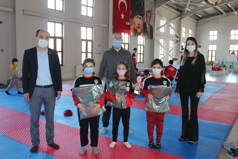 Ziraat Odası minik karatecileri ödüllendirdi
