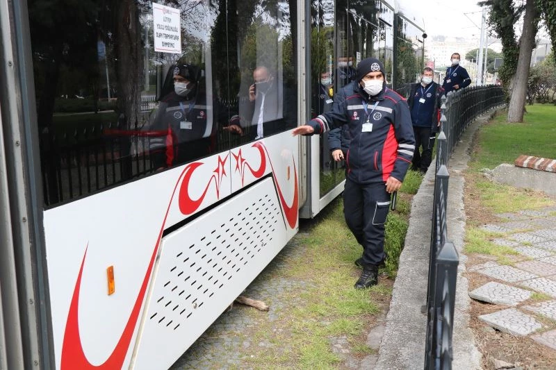Tramvayın çarptığı köpek telef oldu
