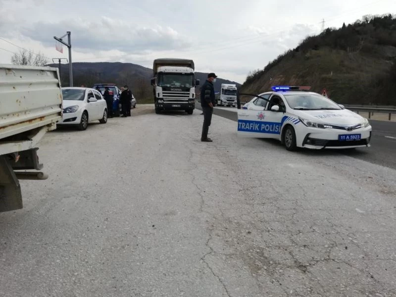 Trafik ışıklarda duramayan kamyonet önündeki araca çarptı, 2 kişi yaralandı
