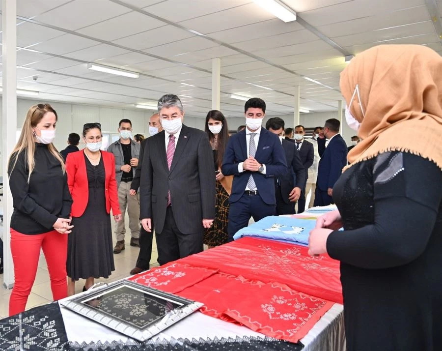 Vali  Yılmaz, Cevdetiye Geçici Barınma Merkezi’nde İncelemelerde Bulundu