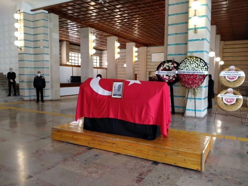 98 yıllık çınar Prof. Dr. İlhan Başgöz son yolculuğuna uğurlanıyor
