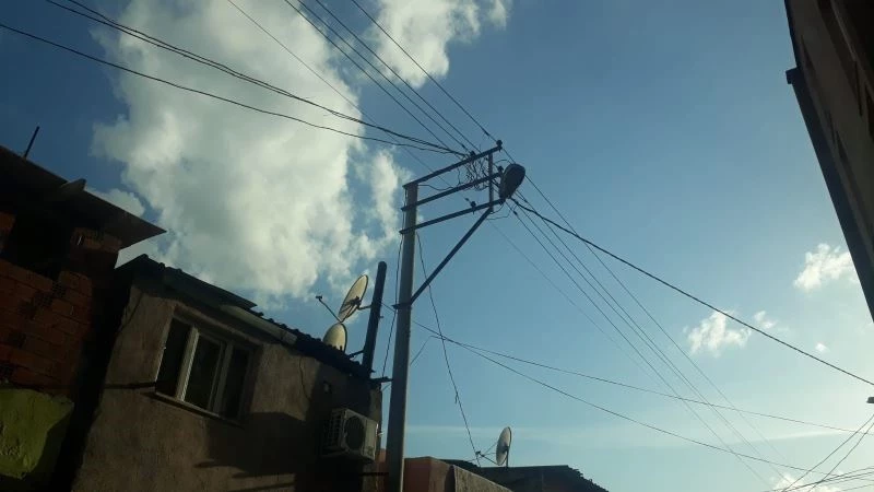 Elektrik direğinden düşen şahıs ağır yaralandı
