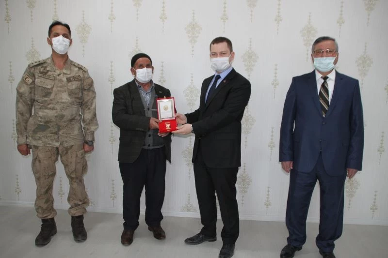 Kaymakam Demirer’den Kıbrıs gazilerine madalya
