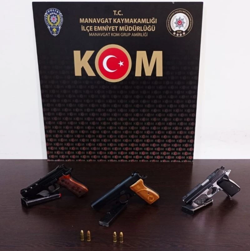 Polislerin şüphelenip durduğu şahıstan 3 adet ruhsatsız tabanca çıktı
