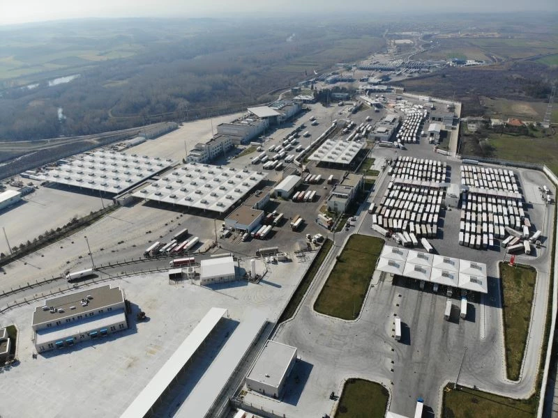 Kapıkule’de tüm zamanların rekoru kırıldı: 24 saatte tam bin 438 tır
