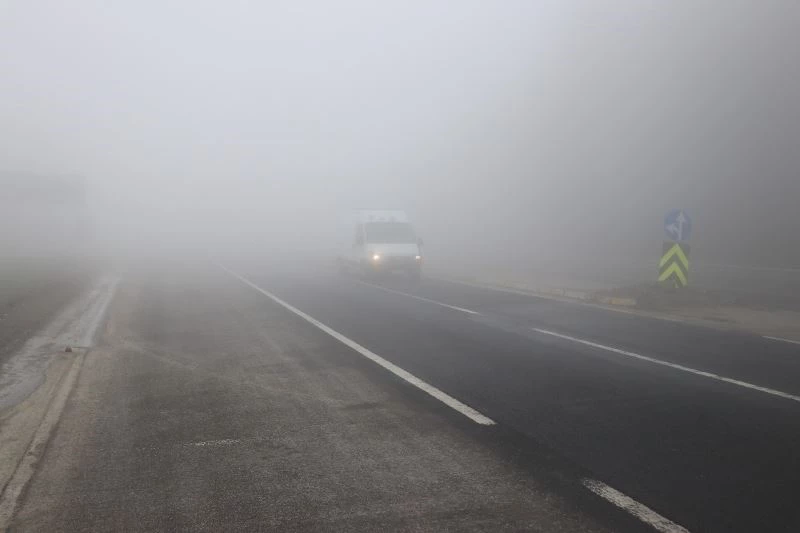 Bolu Dağı’nda sis, görüş mesafesini 10 metreye düşürdü
