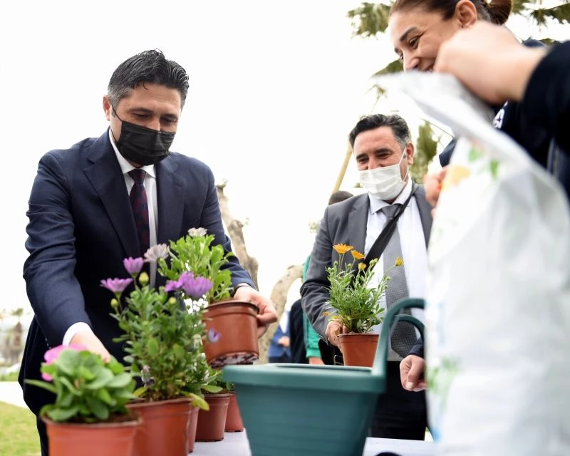 Aliağa’da balkonlar çiçek açtı
