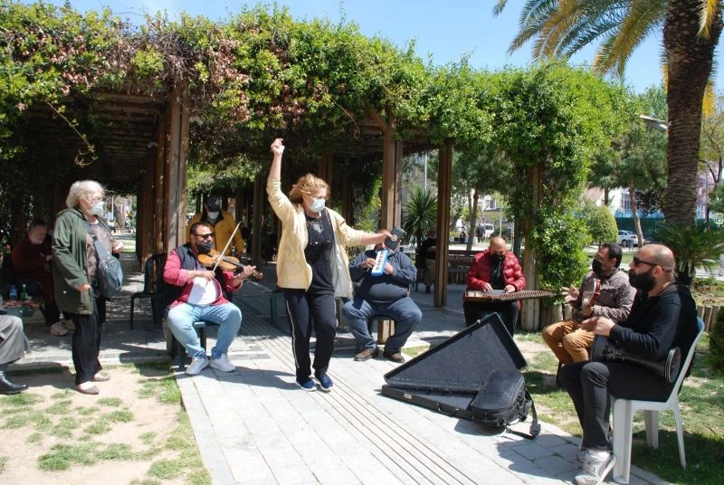 Müzisyenlerin ezgileri sokağa taştı
