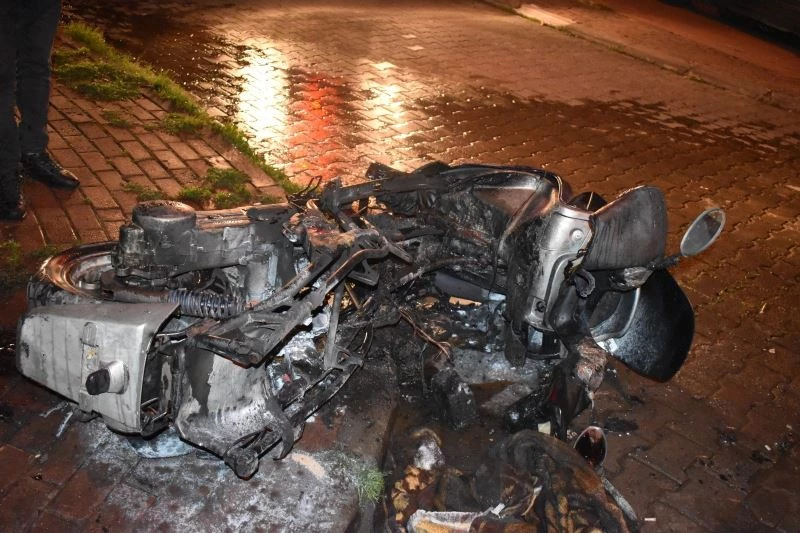 Motosiklette çıkan yangın dükkanı yakmadan söndürüldü
