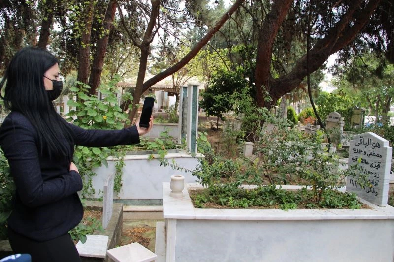 Pandemiye takılınca, annesinin ölüm yıl dönümünü uzaktan görüntülü andı
