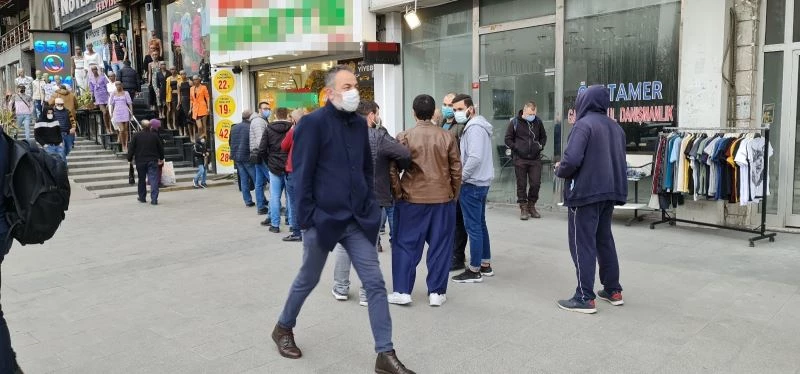 (Özel) Ucuz baklava virüsü unutturdu, sosyal mesafe hiçe sayıldı
