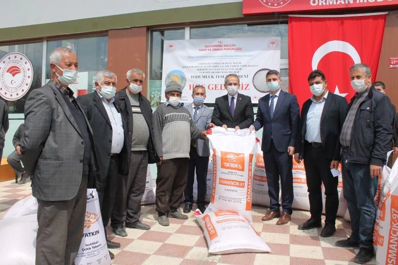 Tosya’da çiftçilere 50 ton çeltik tohumu ve sera naylonu dağıtıldı
