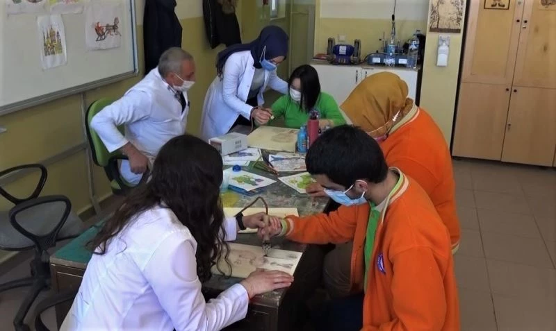 Özel öğrenciler yeteneklerini yakma resim tekniğiyle gösteriyor
