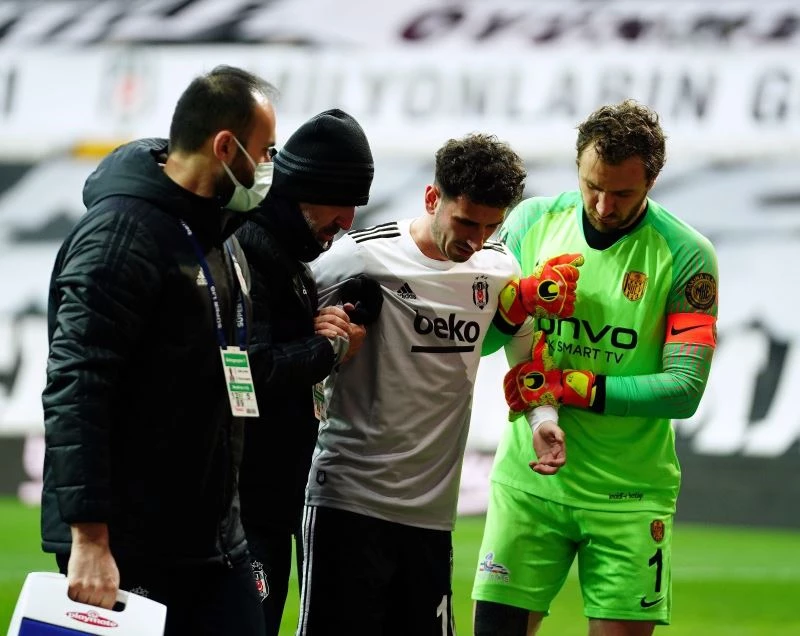 Oğuzhan Özyakup, sahayı sedyeyle terk etti
