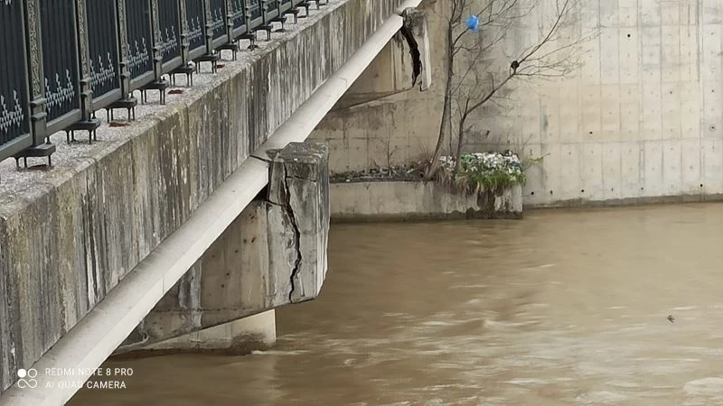 Devrek’te köyleri bir birine bağlayan köprü tehlike saçıyor
