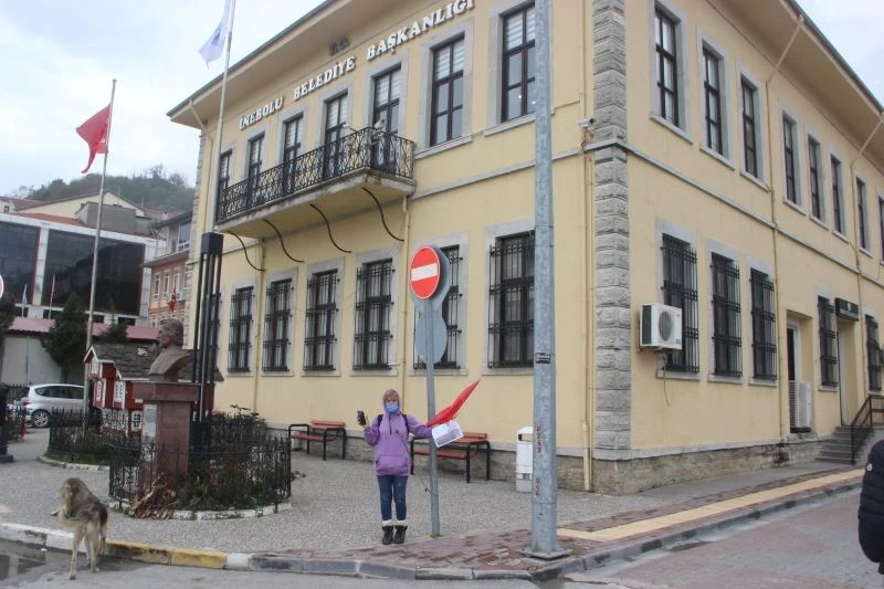 Alınan karar sonrası kendini belediyenin önüne zincirledi
