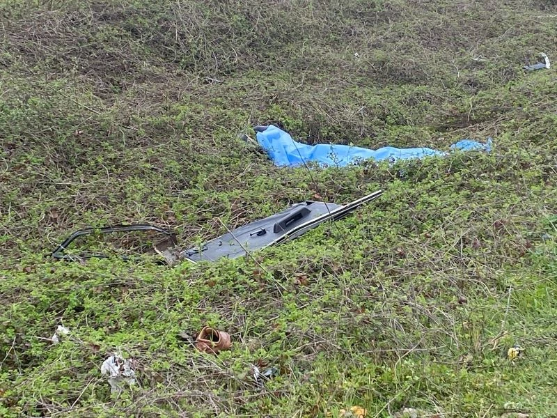 Otomobil motor kısmından ikiye bölündü
